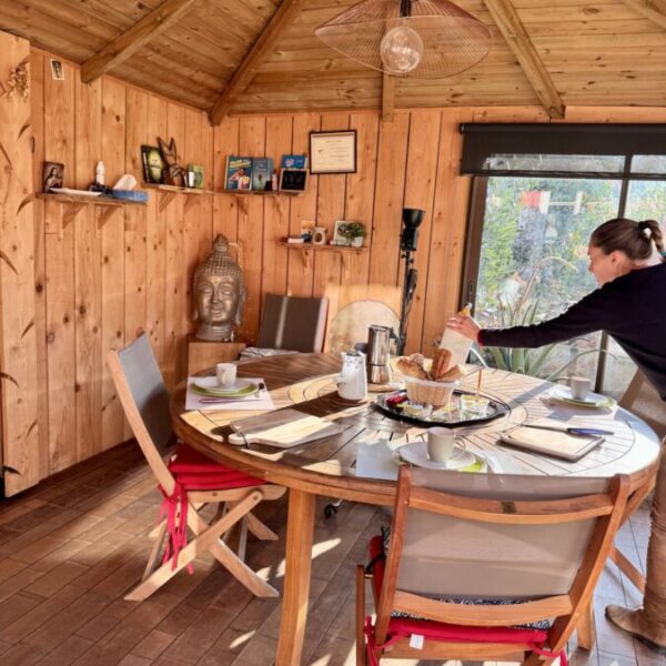 Table prête pour le brunch au Gîte Ô & Terre près de Fontainebleau avec Spa et jardin clos en Seine et Marne à 1h30 de Paris