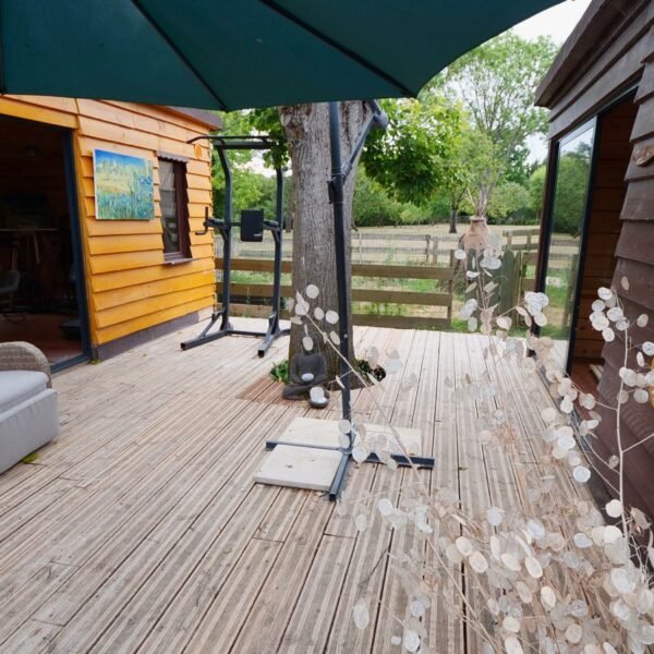 Terrasse espace Bien Etre du Gîte Ô & Terre près de Fontainebleau avec Spa et jardin clos en Seine et Marne à 1h30 de Paris