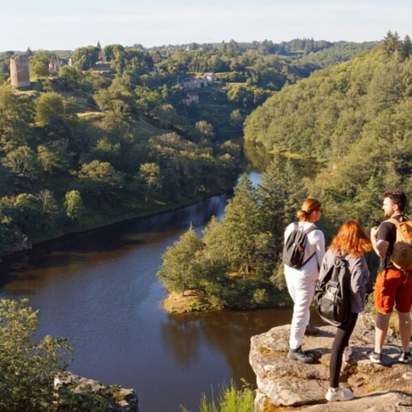 Famille en randonnée aux alentours du Gite Traitsanes en Berry dans le Cher en Centre Val de Loire