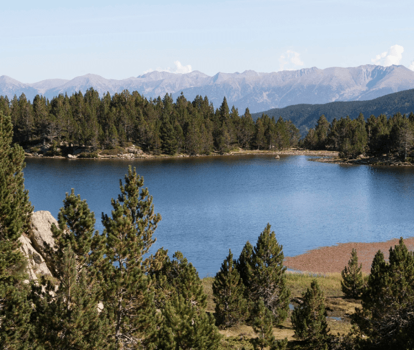 l'un des lacs du Carlit dans les Pyrénées fait partie des spots instagrammables pour des photos avec son chien dans le sud de la France