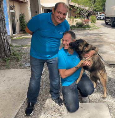 gérants du camping Au Tylo Soleil dans le Luberon très heureux d'accueillir un chien en vacances