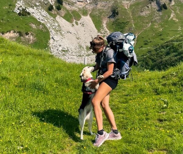 femme avec son chien dans la montagne en road-trip seule