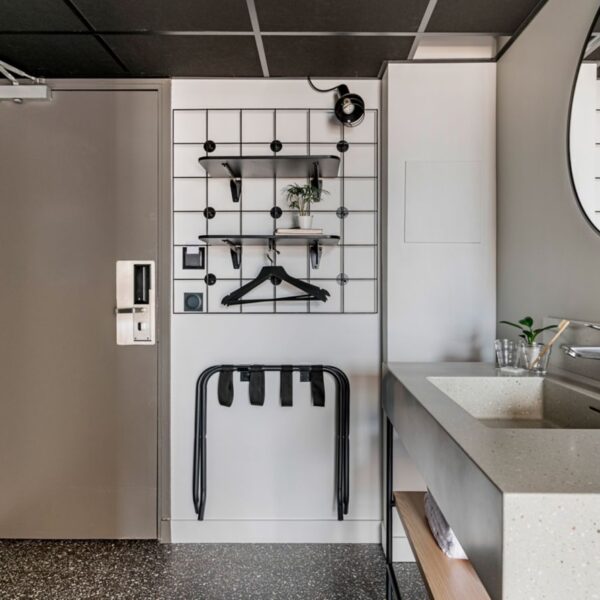 Salle de bain et rangements à l'Hôtel Moxy Annecy à Annecy en Haute-Savoie dans l'Auvergne-Rhône-Alpes