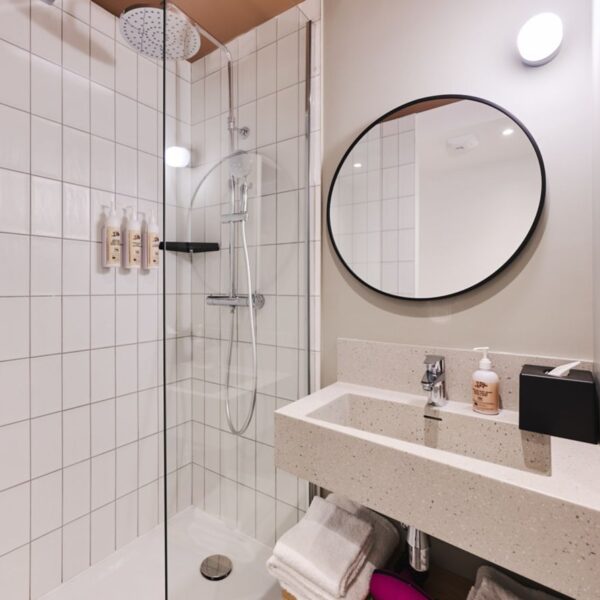 Salle de bain avec douche à l'Hôtel Moxy Annecy à Annecy en Haute-Savoie dans l'Auvergne-Rhône-Alpes