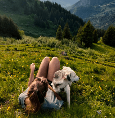 pause pendant le road-trip d'une femme et son chien pour profiter du paysage