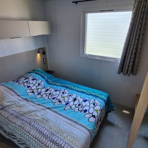Chambre avec double lit au Camping l'Oxygène à Valensole dans l’Alpes-de-Haute-Provence en Provence-Alpes-Côte d'Azur
