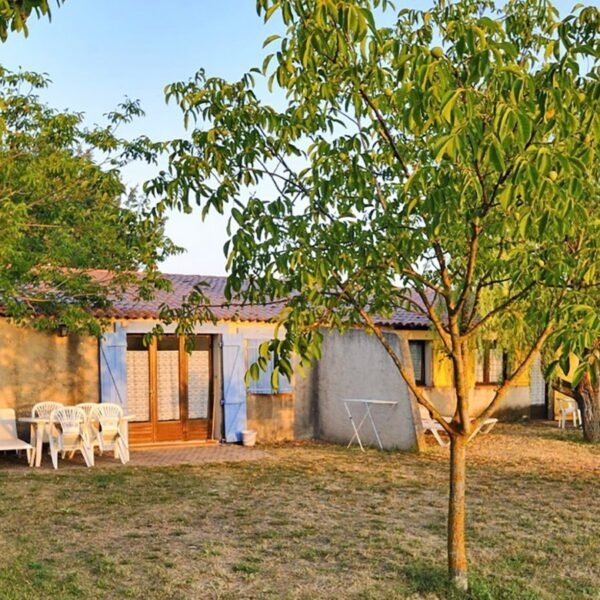 Gite au Camping NATURISTE le Petit Arlane à Valensole dans le Alpes-de-Haute-Provence en Provence-Alpes-Côte d'Azur