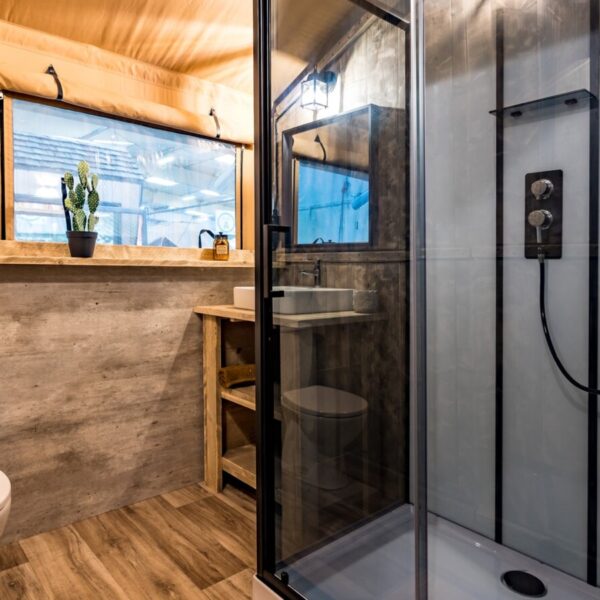 Salle de bain avec douche au Camping NATURISTE le Petit Arlane à Valensole dans le Alpes-de-Haute-Provence en Provence-Alpes-Côte d'Azur