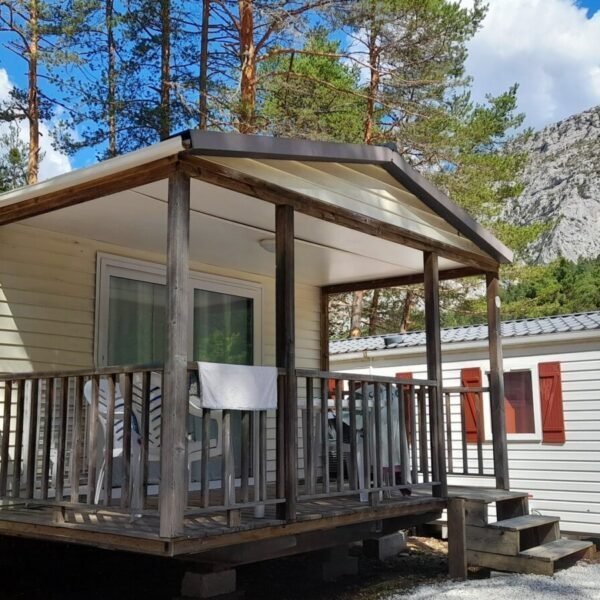 Mobil home au Camping la Pinatelle à Saint-Auban dans les Alpes-Maritimes en Provence-Alpes-Côte d'Azur