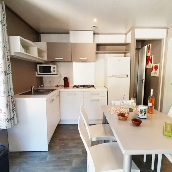 Cuisine équipée au Camping la Pinatelle à Saint-Auban dans les Alpes-Maritimes en Provence-Alpes-Côte d'Azur