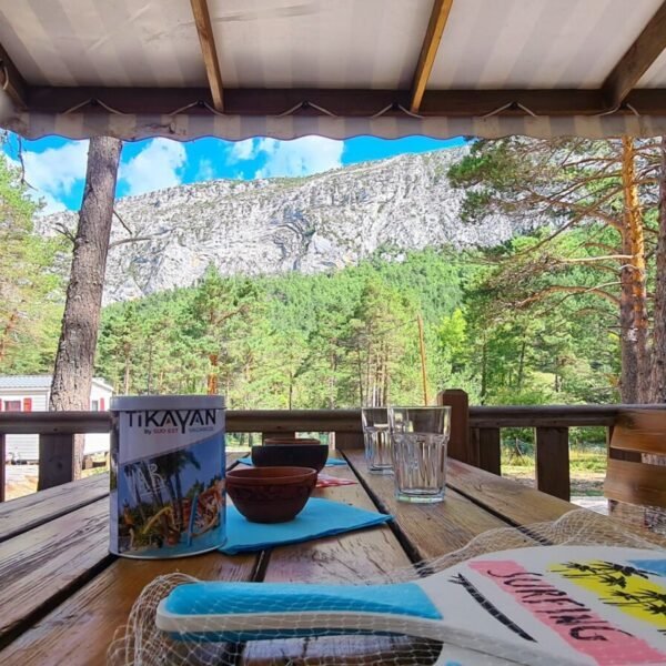 Terrasse au Camping la Pinatelle à Saint-Auban dans les Alpes-Maritimes en Provence-Alpes-Côte d'Azur