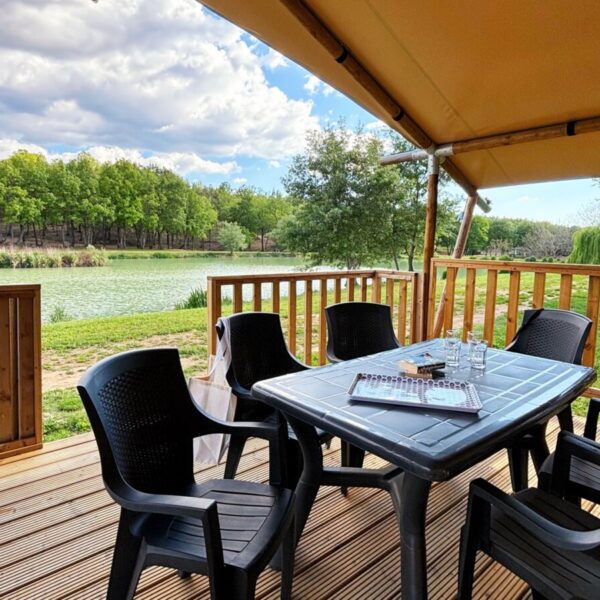 Terrasse au Camping NATURISTE le Petit Arlane à Valensole dans le Alpes-de-Haute-Provence en Provence-Alpes-Côte d'Azur