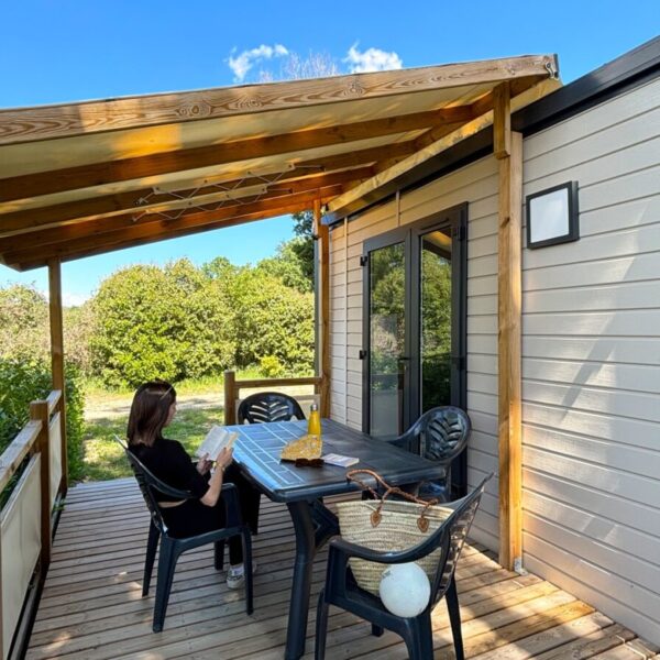 Mobil home avec terrasse au Camping l'Oxygène à Valensole dans l’Alpes-de-Haute-Provence en Provence-Alpes-Côte d'Azur