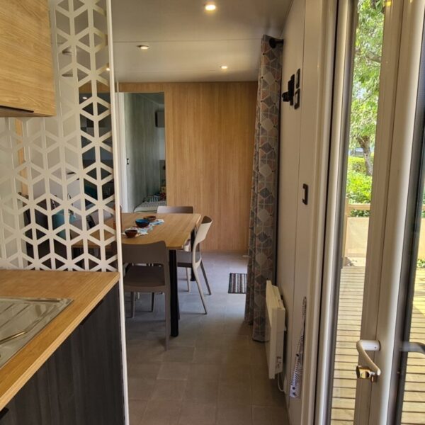 Intérieur d'un mobil home au Camping l'Oxygène à Valensole dans l’Alpes-de-Haute-Provence en Provence-Alpes-Côte d'Azur