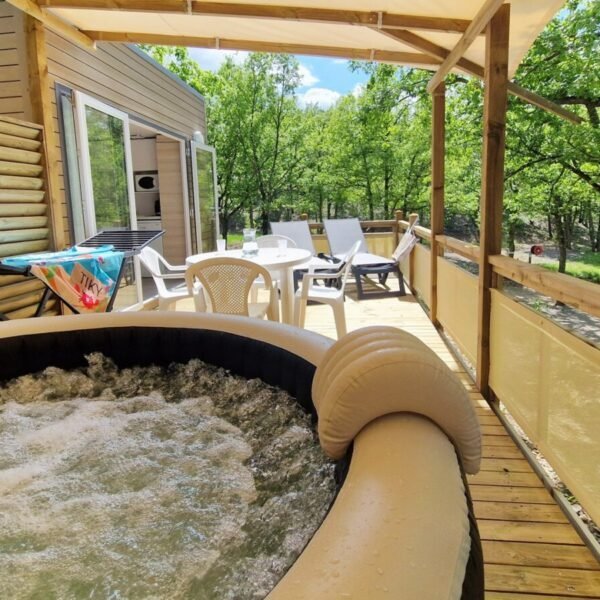 SPA et terrasse au Camping NATURISTE le Petit Arlane à Valensole dans le Alpes-de-Haute-Provence en Provence-Alpes-Côte d'Azur
