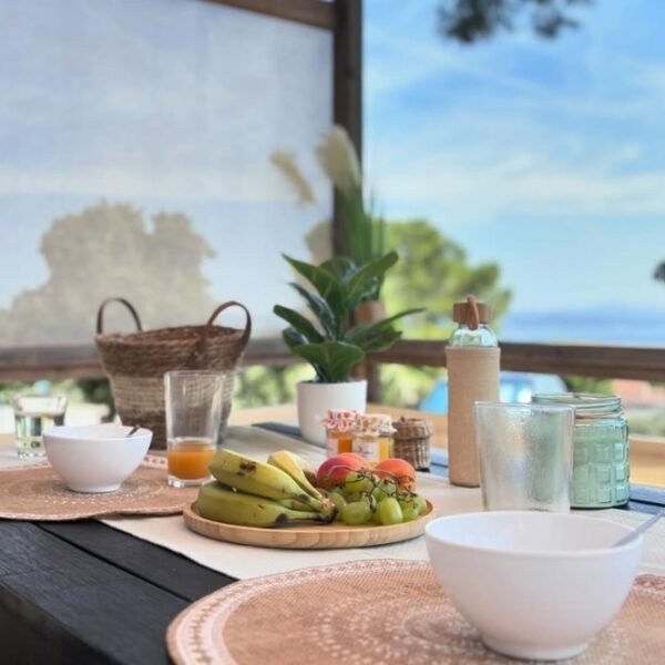 Petit déjeuner au Camping le Méditerranée à Hyères dans le Var en Provence-Alpes-Côte d'Azur