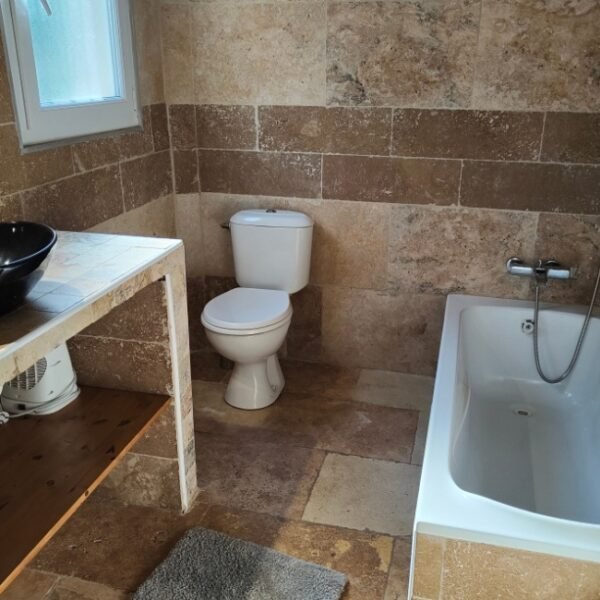 Salle de bain avec baignoire chez Le Diodon De Sagone à Vico dans la Corse-du-Sud en Corse