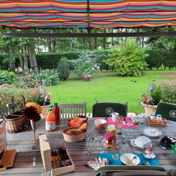 Petit déjeuner sur la terrasse de la Chambre d'Hôtes Les Bosquets à Caugé dans l'Eure en Normandie