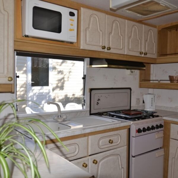 Cuisine équipé d'un mobile home au Camping Parc Valrose à La Londe-les-Maures en Var en Provence-Alpes-Côte d'Azur