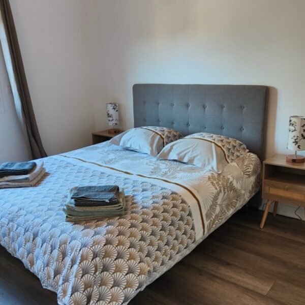 Chambre avec double lit chez Le Diodon De Sagone à Vico dans la Corse-du-Sud en Corse