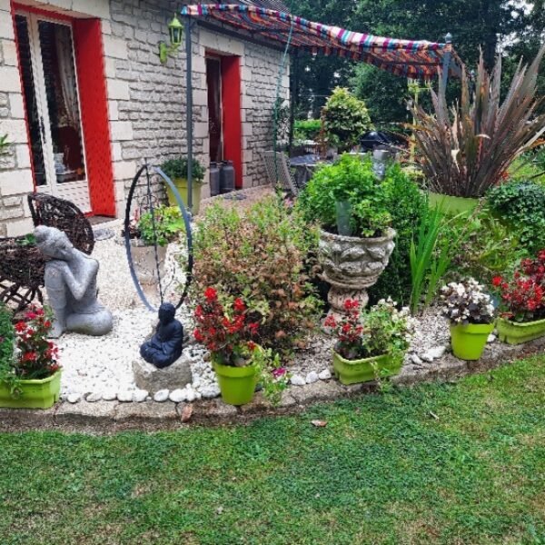 Jardin avec fleurs de la Chambre d'Hôtes Les Bosquets à Caugé dans l'Eure en Normandie