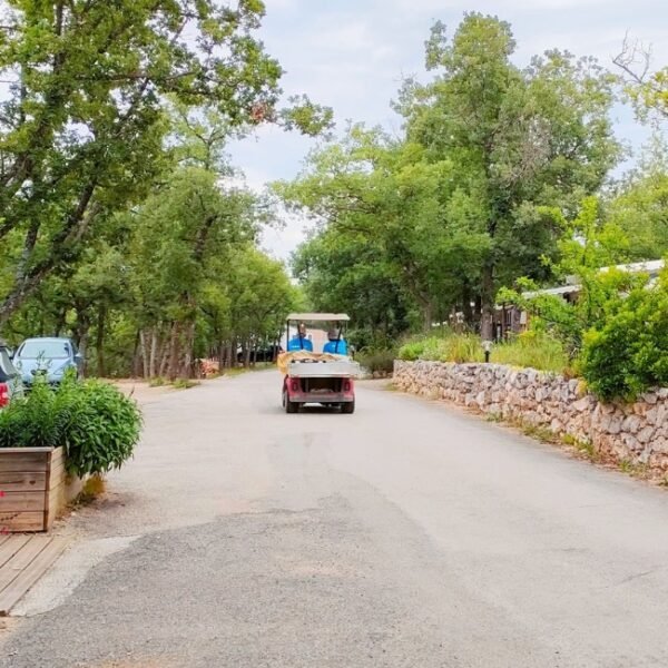Petit voiture au Camping Les Rives du lac de Sainte-Croix à Bauduen dans le Var en Provence-Alpes-Côte d'Azur