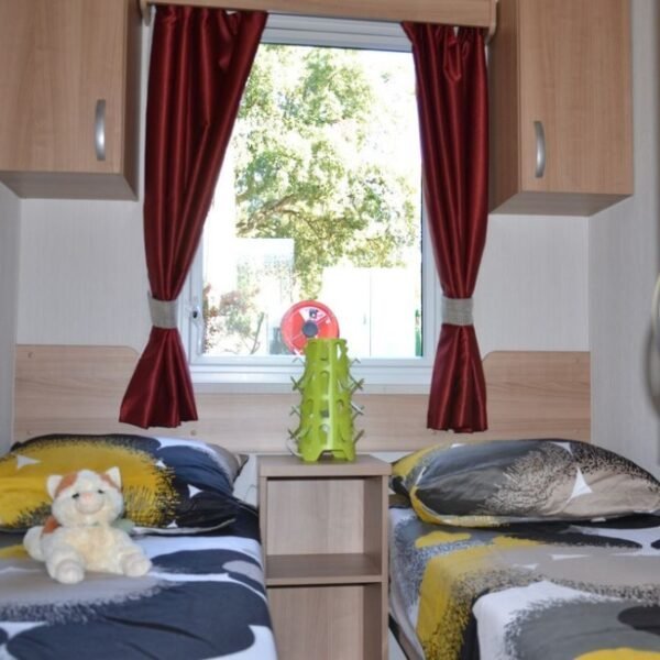 Chambre avec deux lits au Camping Parc Valrose à La Londe-les-Maures en Var en Provence-Alpes-Côte d'Azur