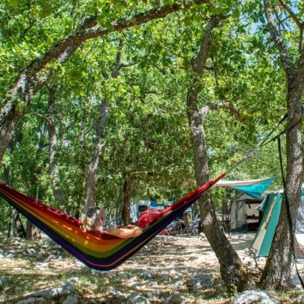 Hamac au Camping Les Rives du lac de Sainte-Croix à Bauduen dans le Var en Provence-Alpes-Côte d'Azur