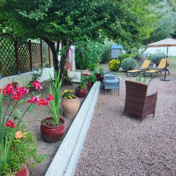 Jardin avec fleurs chez Le Diodon De Sagone à Vico dans la Corse-du-Sud en Corse