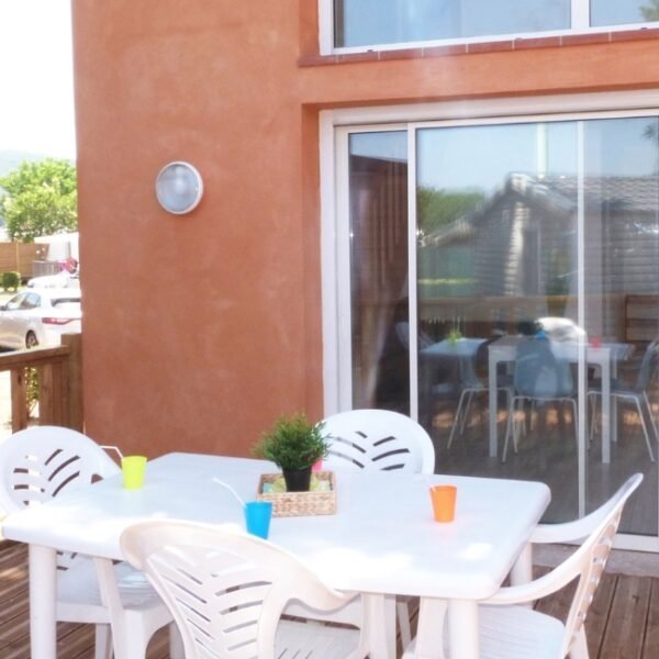 Terrasse de l'appartement au Camping Clau Mar Jo à Bormes-les-Mimosas dans le Var en Provence-Alpes-Côte d'Azur