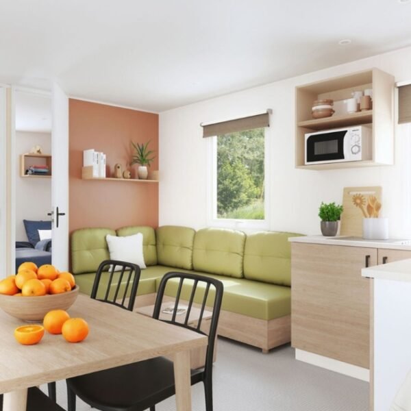 Coin cuisine et salon au Camping le Domaine du Golfe de Saint Tropez à Grimaud dans le Var en Provence-Alpes-Côte d'Azur