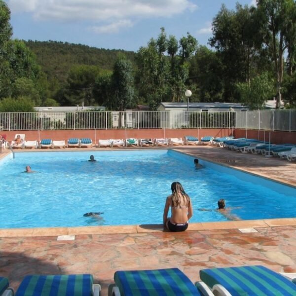 Piscine chauffée au Camping Parc Valrose à La Londe-les-Maures en Var en Provence-Alpes-Côte d'Azur