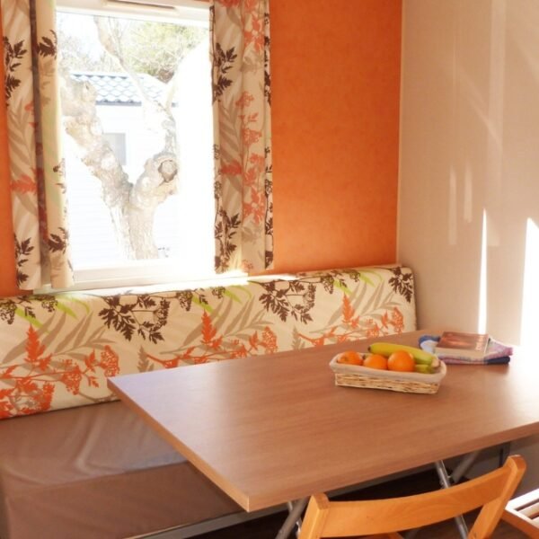 Salle à manger dans un mobil home au Camping la Bergerie à Hyères dans le Var en Provence-Alpes-Côte d'Azur