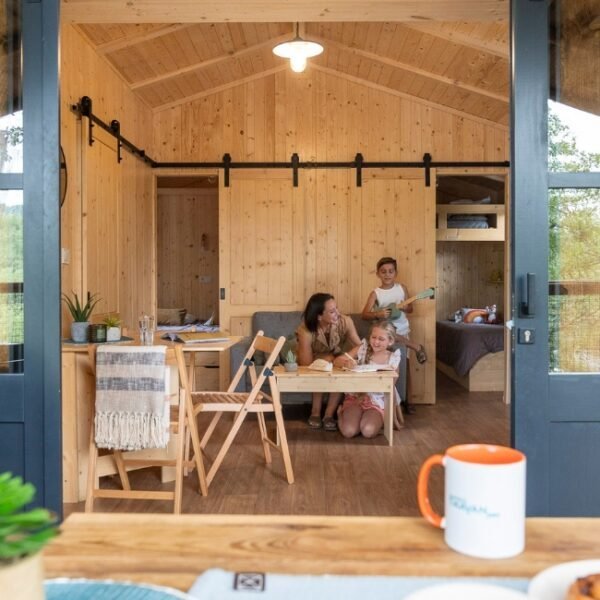 Intérieur du mobil home au Camping Les Rives du lac de Sainte-Croix à Bauduen dans le Var en Provence-Alpes-Côte d'Azur