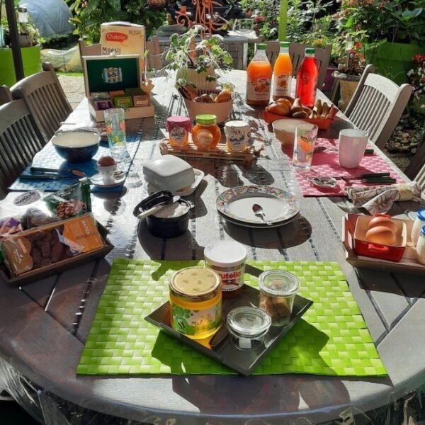 Petit déjeuner à la Chambre d'Hôtes Les Bosquets à Caugé dans l'Eure en Normandie