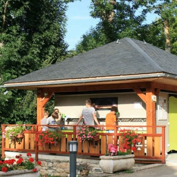 Chalet avec terrasse au Camping La Cascade à Meyrueis en Lozère en Occitanie