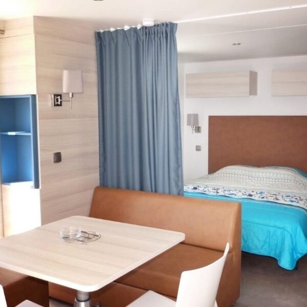 Chambre avec double lit au Camping le Domaine du Golfe de Saint Tropez à Grimaud dans le Var en Provence-Alpes-Côte d'Azur