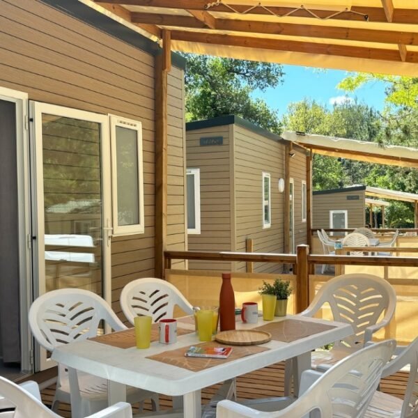 Terrasse avec tables et chaises au Camping Saint Clair à Moustiers-Sainte-Marie dans les Alpes-de-Haute-Provence en Provence-Alpes-Côte d'Azur