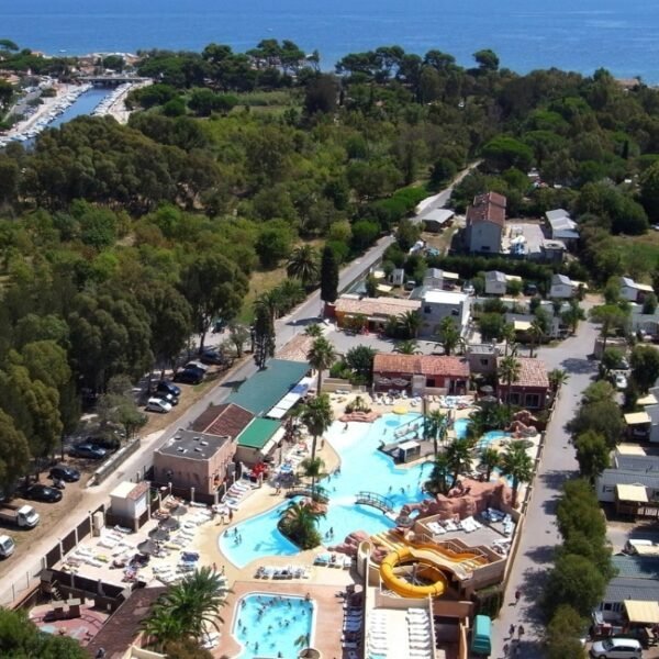 Vue aérienne du Camping Les Palmiers à Hyères dans le Var en Provence-Alpes-Côte d'Azur