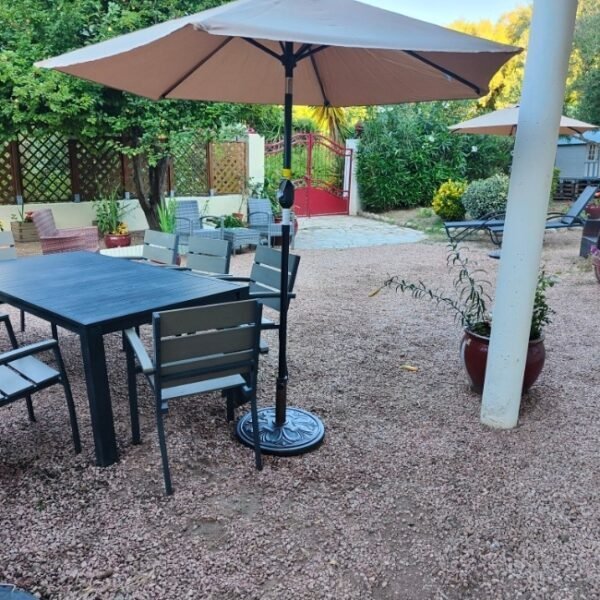 Jardin avec table et chaises chez Le Diodon De Sagone à Vico dans la Corse-du-Sud en Corse