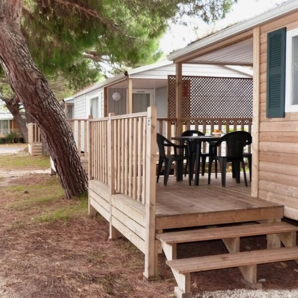 Terrasse mobil home au Camping la Bergerie à Hyères dans le Var en Provence-Alpes-Côte d'Azur