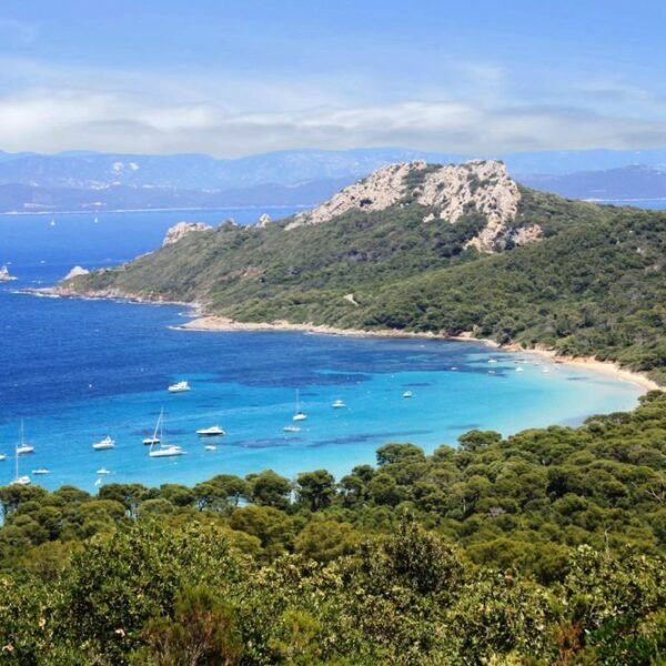 Vue en promenade près du Camping Parc Valrose à Bormes les Mimosas dans le Var en Provence sur la Côte d'Azur