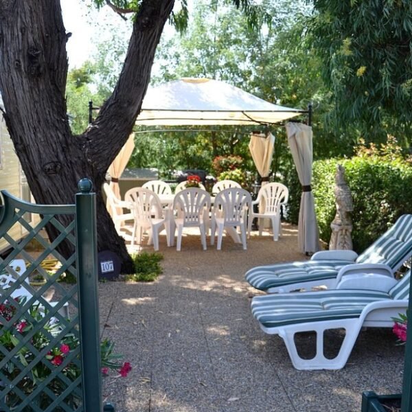 Terrasse au Camping Parc Valrose à La Londe-les-Maures en Var en Provence-Alpes-Côte d'Azur