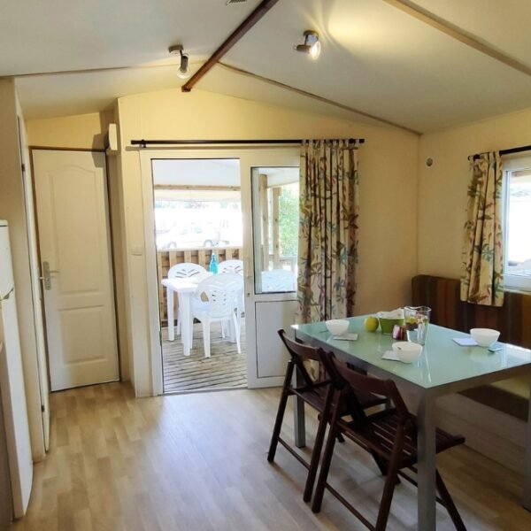 Interieur d'un mobil home au Camping Clau Mar Jo à Bormes-les-Mimosas dans le Var en Provence-Alpes-Côte d'Azur