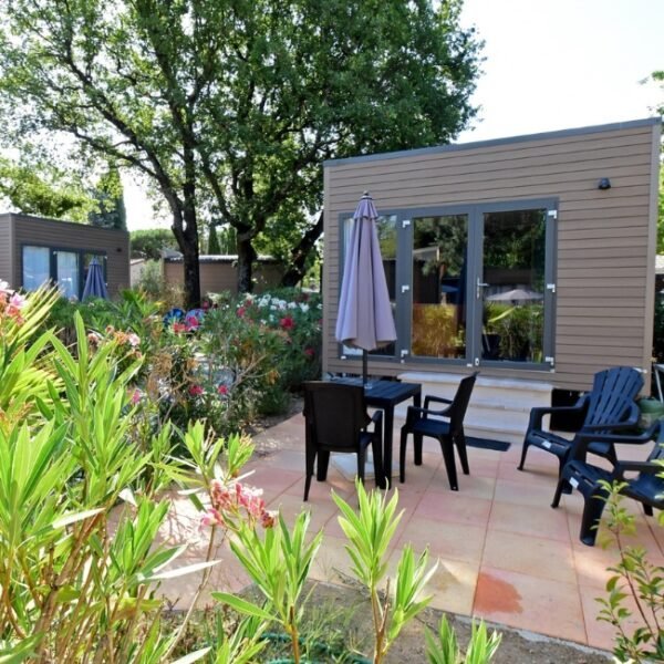 Terrasse et mobil home au Camping le Domaine du Golfe de Saint Tropez à Grimaud dans le Var en Provence-Alpes-Côte d'Azur