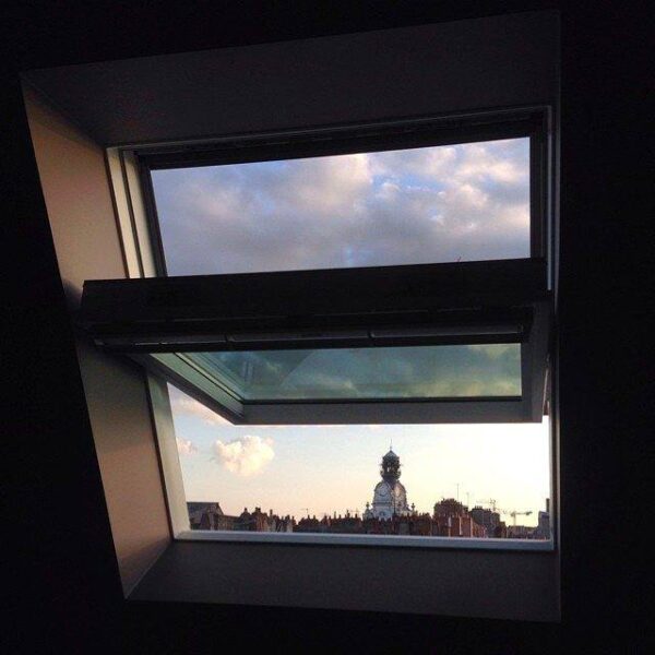 Vue sur la ville depuis une chambre de l'Okko Hôtels Nantes Centre Ville en Pays de Loire dans l'ouest de la France