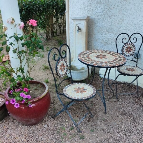 Petit table et chaises dans le jardin chez Le Diodon De Sagone à Vico dans la Corse-du-Sud en Corse