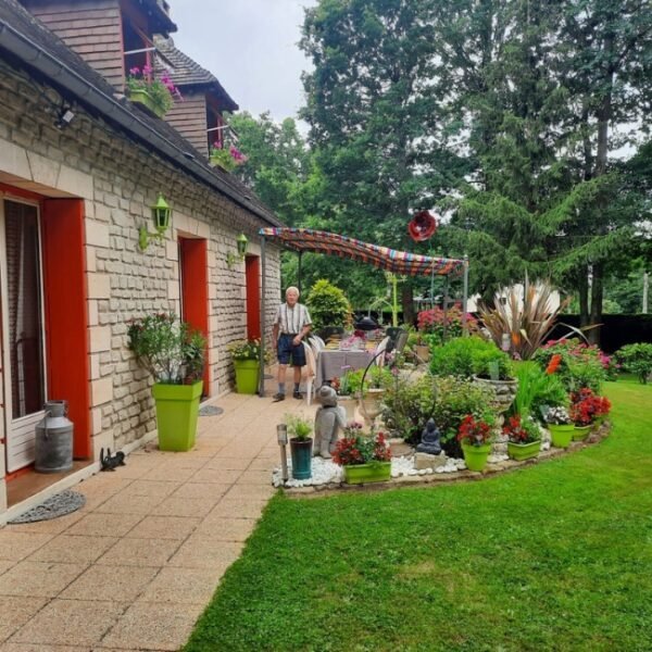 Jardin avec fleurs à la Chambre d'Hôtes Les Bosquets à Caugé dans l'Eure en Normandie