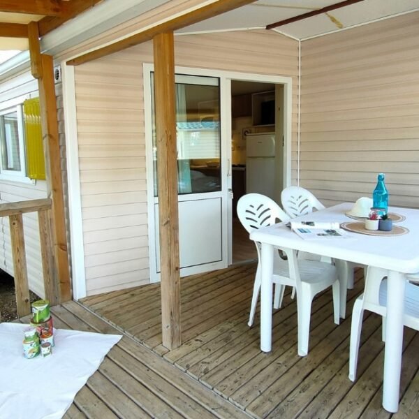 Terrasse d'un mobil home au Camping Clau Mar Jo à Bormes-les-Mimosas dans le Var en Provence-Alpes-Côte d'Azur