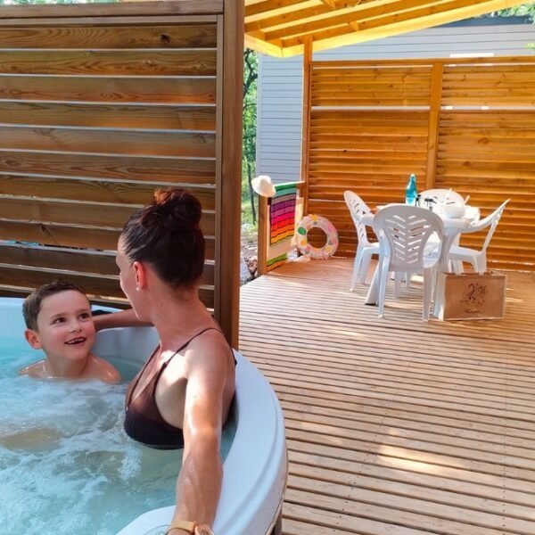 Jacuzzi au Camping Les Rives du lac de Sainte-Croix à Bauduen dans le Var en Provence-Alpes-Côte d'Azur